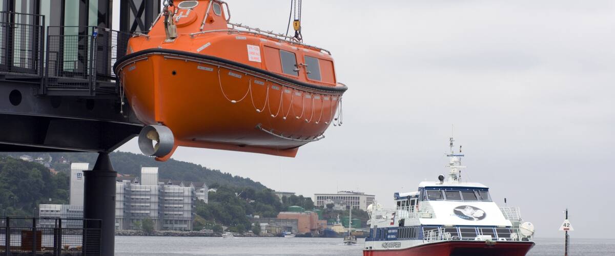 Norsk oljemuseum fasiliteter samt kystby, båter og ferge