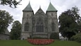 Kathedraal van Stavanger toont bloemen, een kerk of kathedraal en historische architectuur