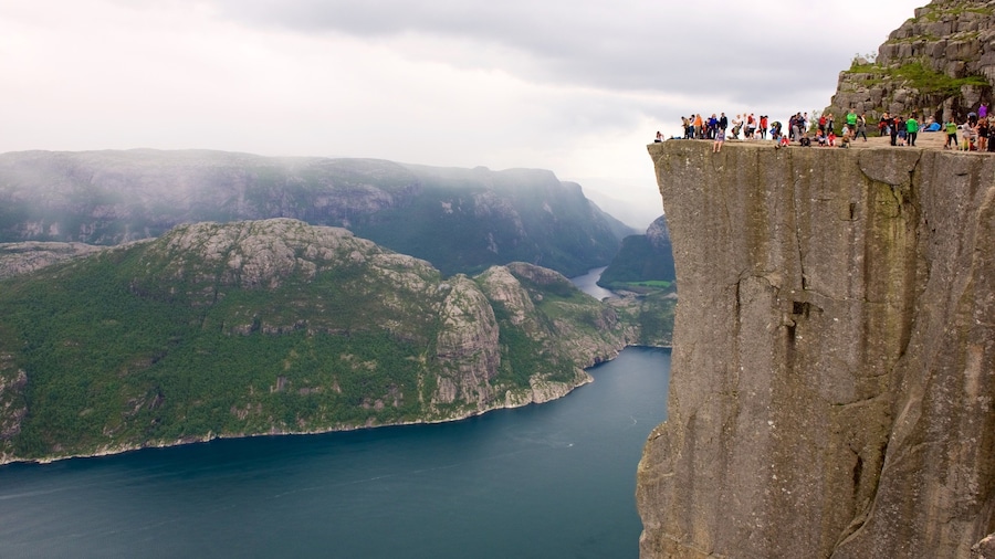 Preikestolen mostrando montañas, un lago o abrevadero y vistas