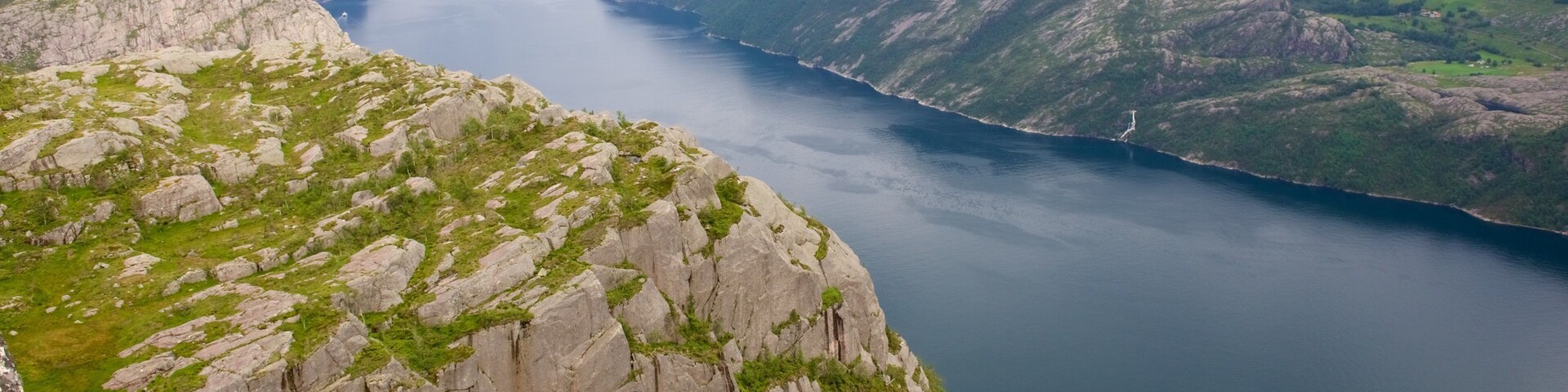 Un paisaje montañoso con una gran masa de agua.