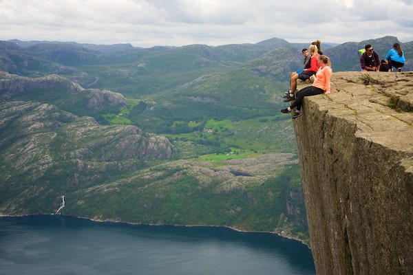 Preikestolen mit einem See oder Wasserstelle und Ansichten sowie kleine Menschengruppe