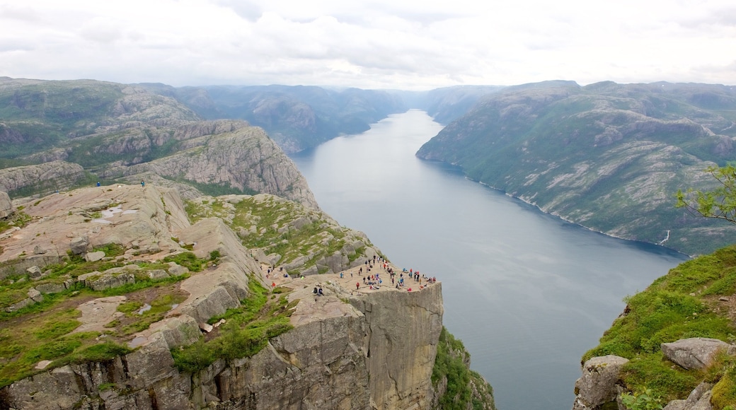 Preikestolen som viser en sø eller et vandhul, bjerge og udsigt over landskaber