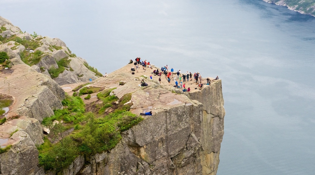 Prekestolen som viser innsjø og utsikt i tillegg til en stor gruppe med mennesker