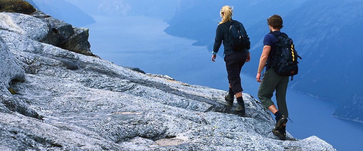 Kjerag ofreciendo senderismo o caminata, montañas y vistas de paisajes