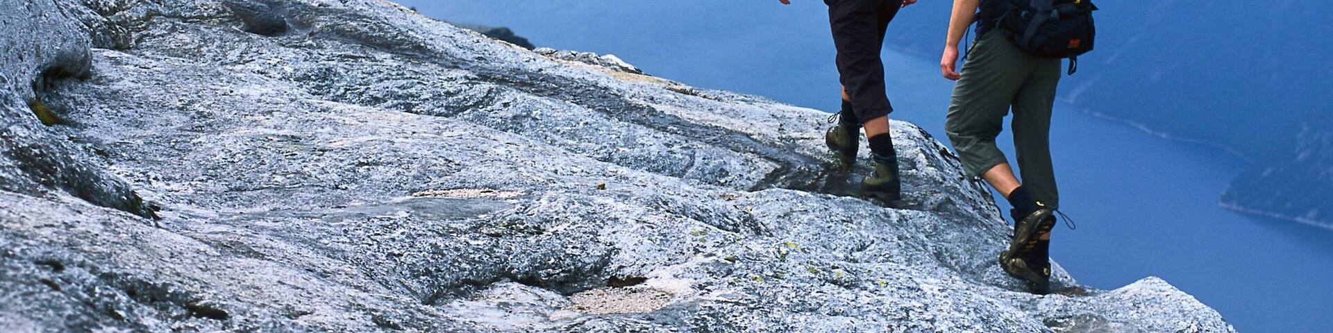 Kjerag montrant montagnes, panoramas et randonnée ou marche à pied