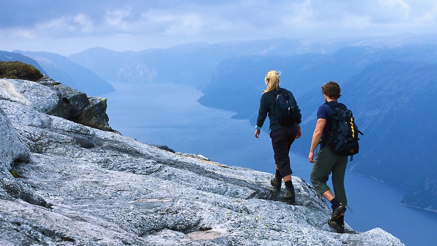 Kjerag mostrando escursioni o camminate, montagna e vista del paesaggio