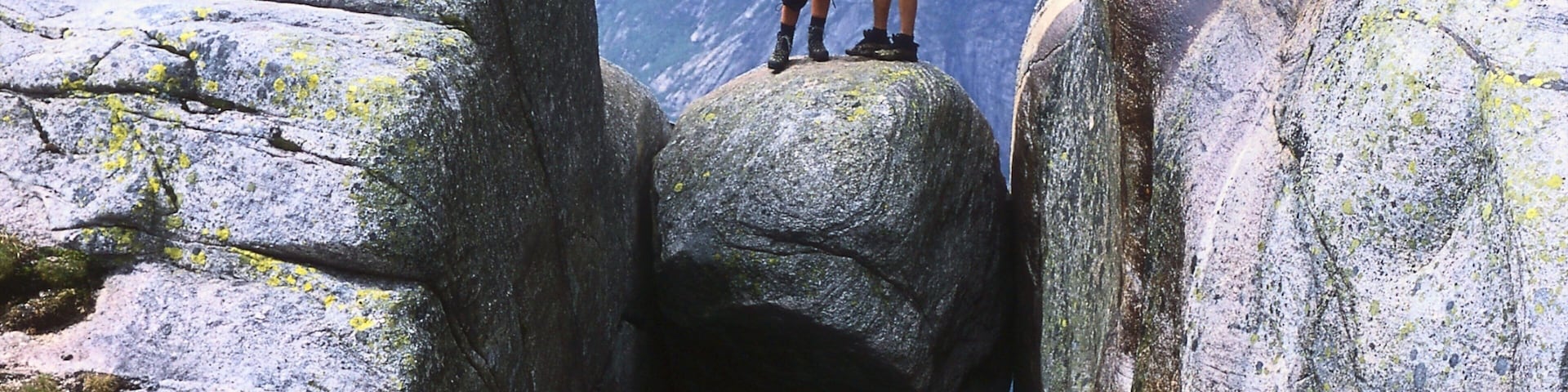 Kjerag mostrando montanhas e escalada ou caminhada assim como um casal
