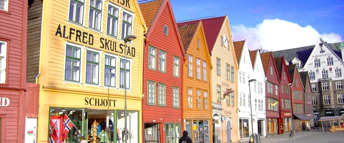 Bryggen montrant ville, signalisation et scènes de rue