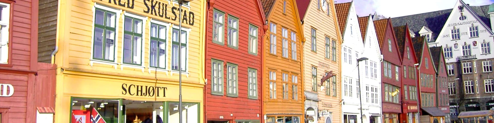 Bryggen caracterizando sinalização, cenas de rua e uma cidade