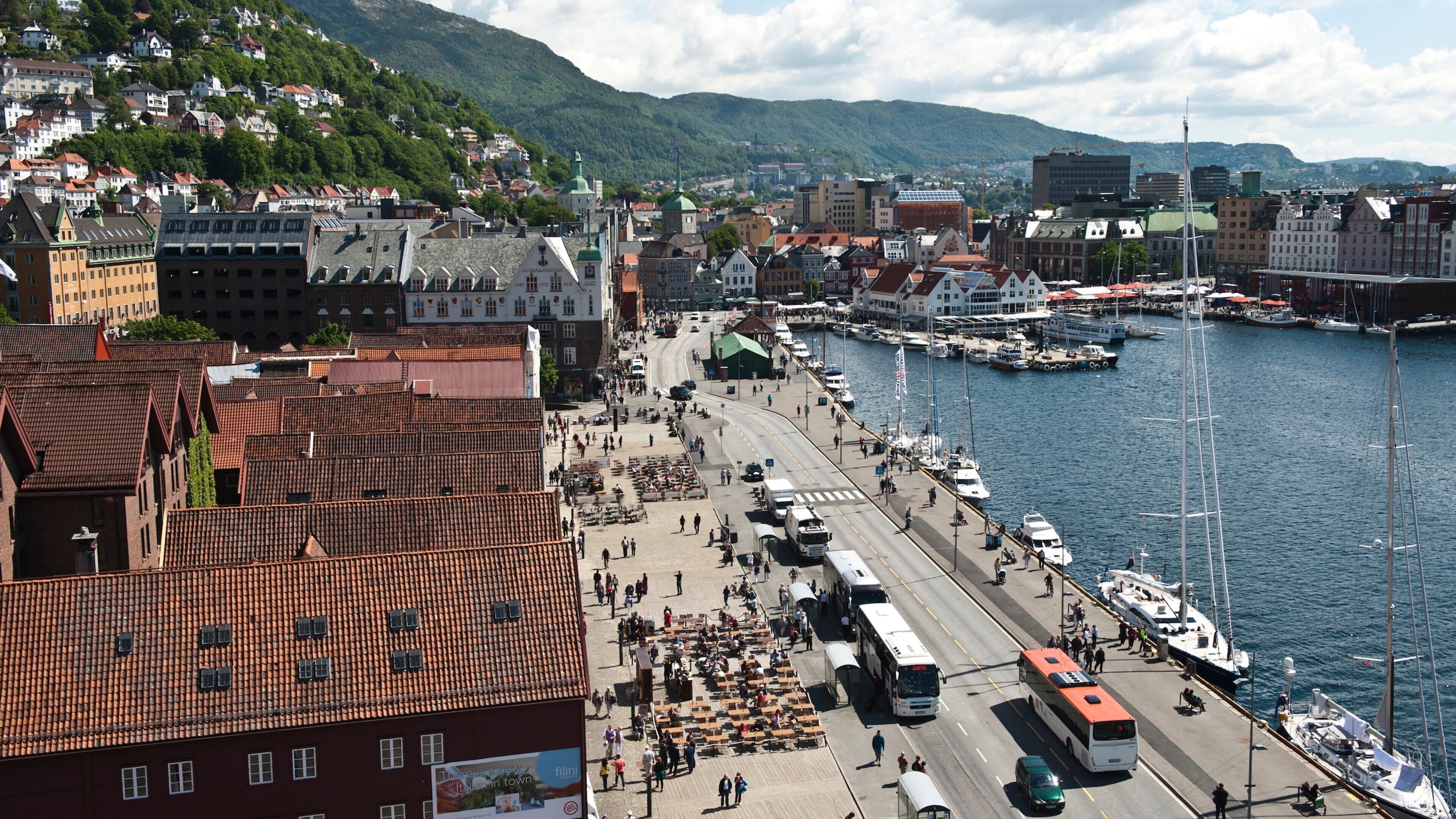 Bryggen toont een stad, straten en een baai of haven