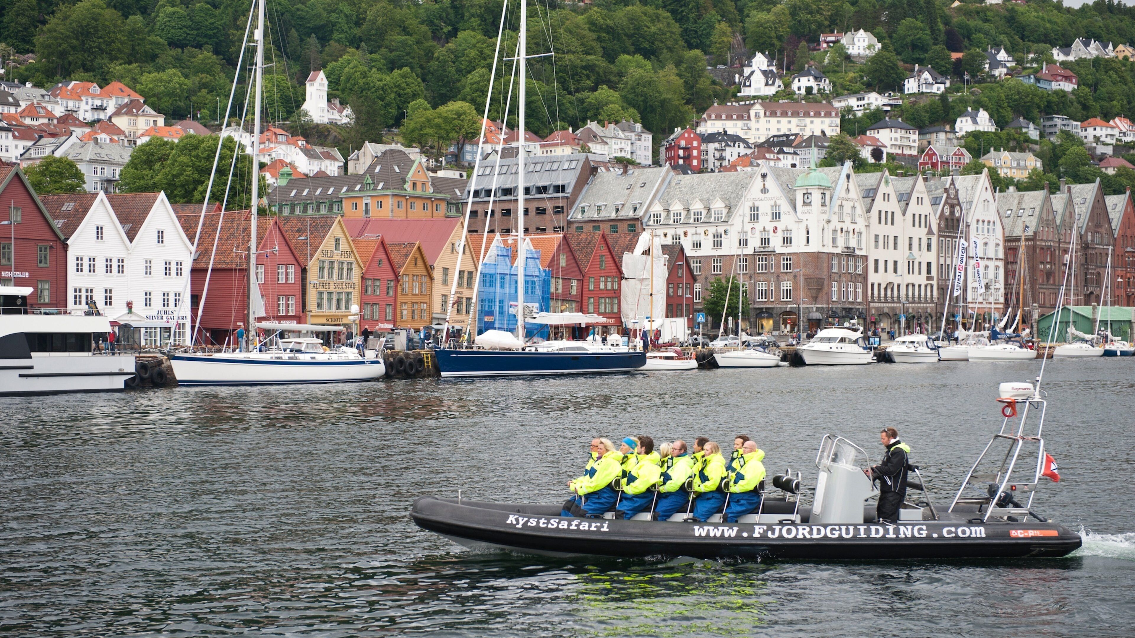 Bryggen montrant baie ou port et navigation aussi bien que petit groupe de personnes