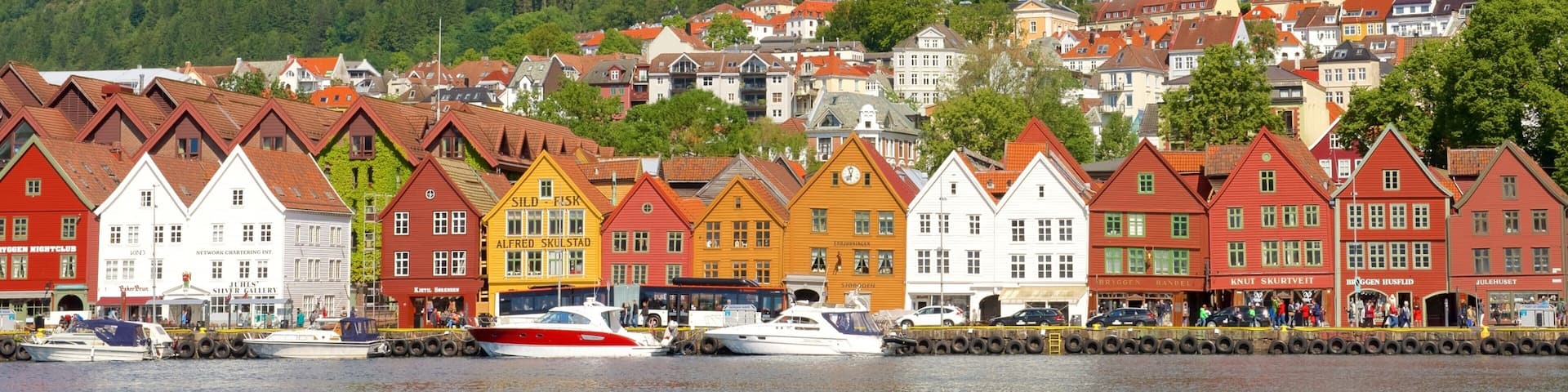 Bryggen mit einem Kleinstadt oder Dorf, schroffe Küste und Bootfahren