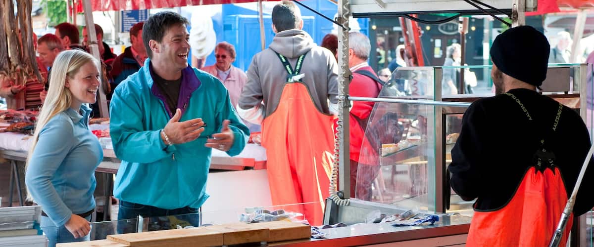 Fisketorget fasiliteter samt marked i tillegg til par