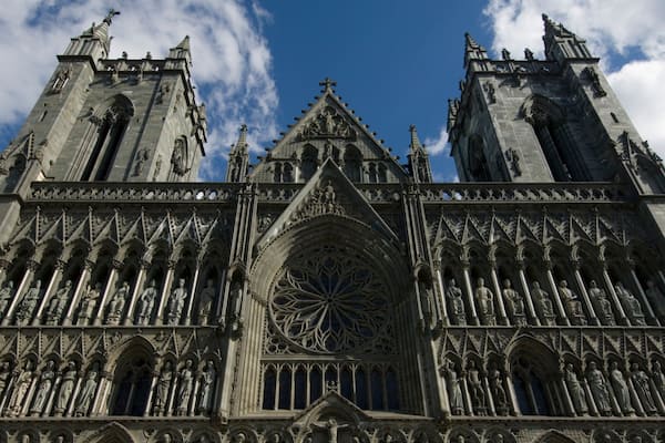 ニーダロス大聖堂 フィーチャー 都市, 教会あるいは大聖堂 と 宗教的要素