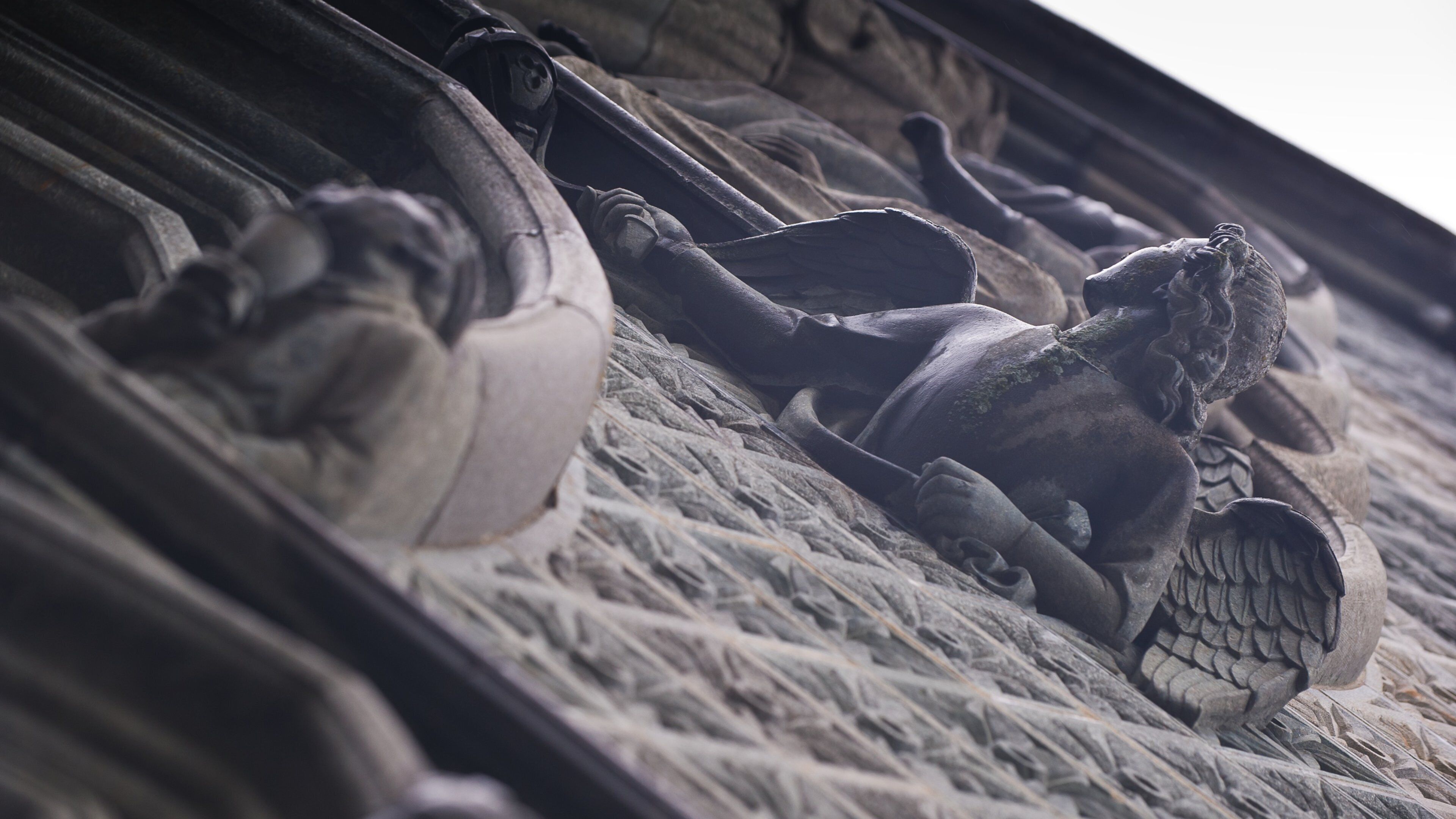 Nidaros Cathedral showing a statue or sculpture, a church or cathedral and heritage architecture