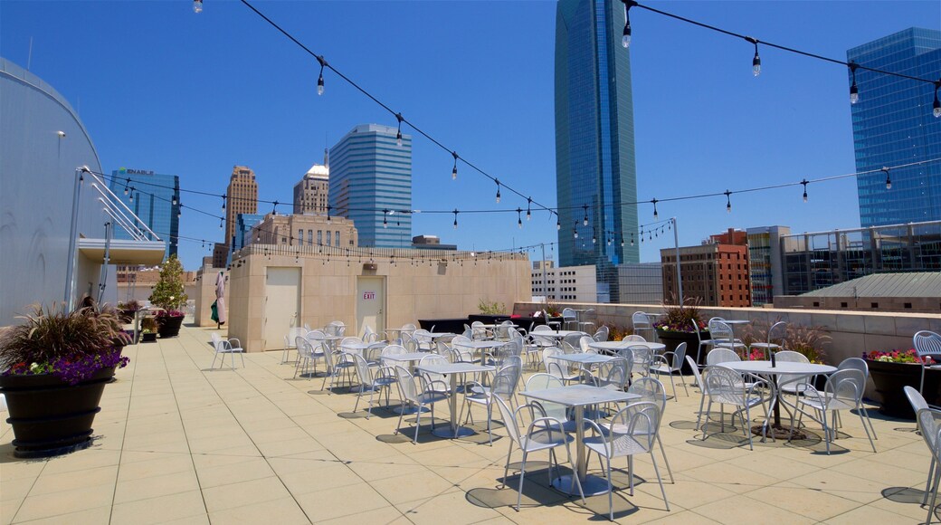 Oklahoma Cityn taidemuseo featuring korkea rakennus ja kaupunki