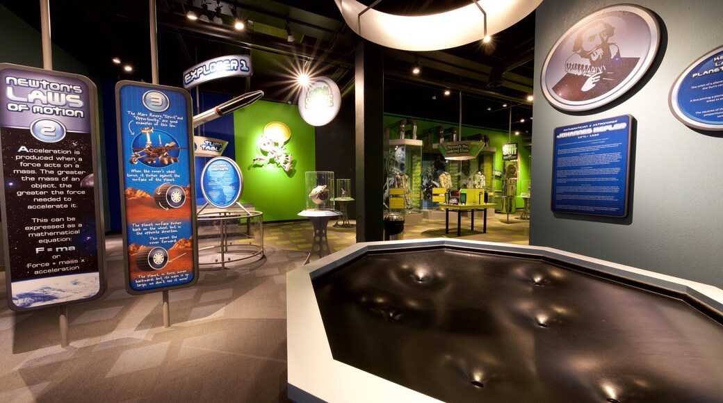Omniplex Science Museum montrant vues intérieures