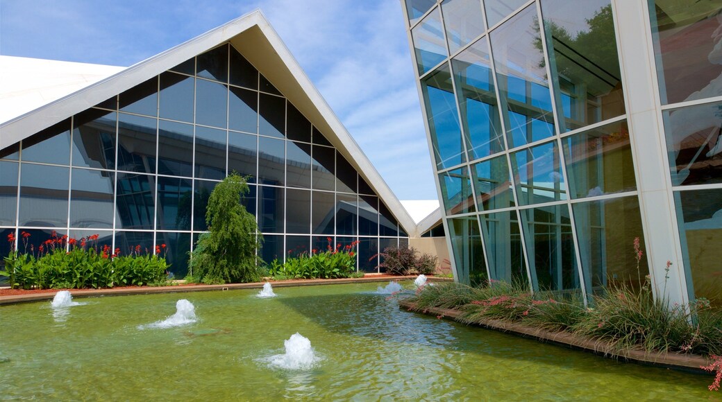 National Cowboy and Western Heritage Museum som inkluderar modern arkitektur och en fontÀn