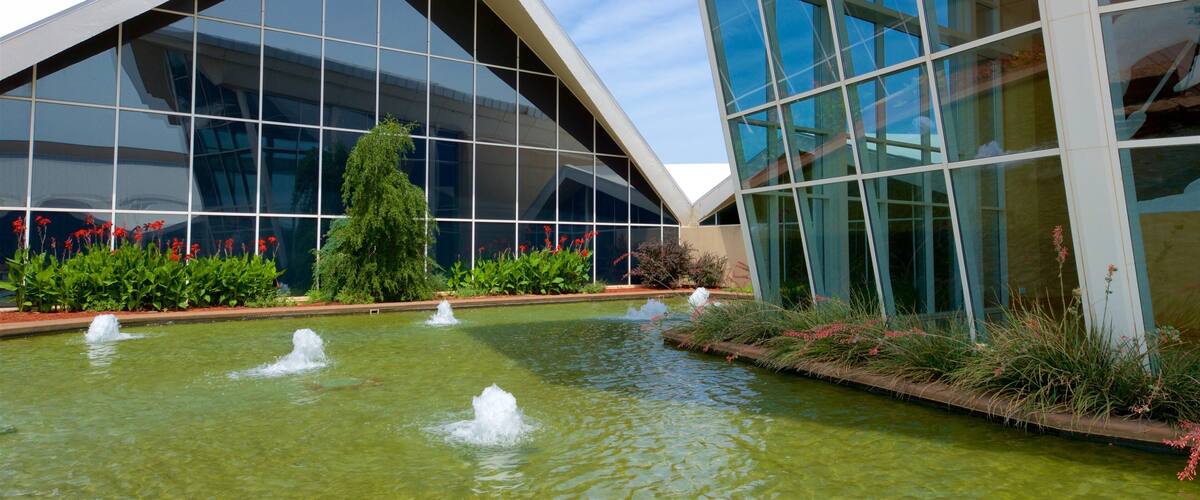 National Cowboy and Western Heritage Museum mostrando arquitectura moderna y una fuente