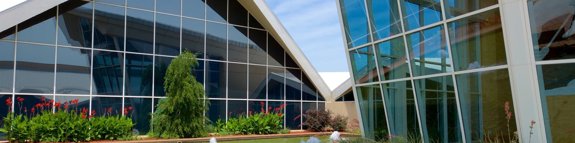 National Cowboy and Western Heritage Museum caracterizando uma fonte e arquitetura moderna