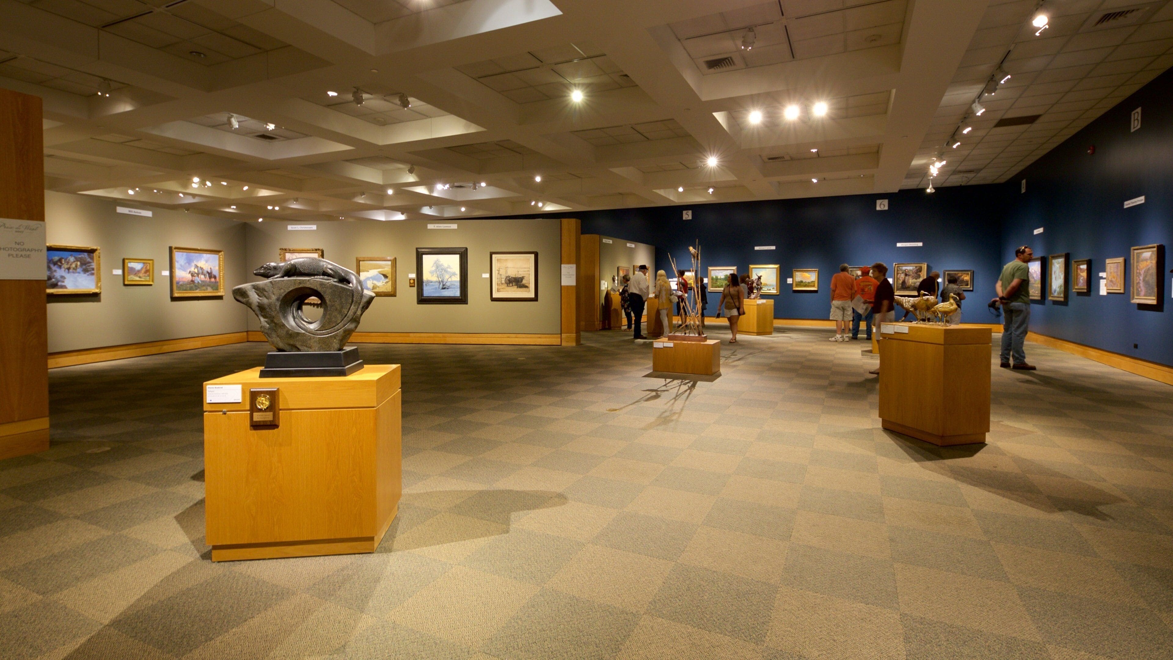 Nationaal Cowboy en Western Heritage Museum inclusief interieur en ook een klein groepje mensen