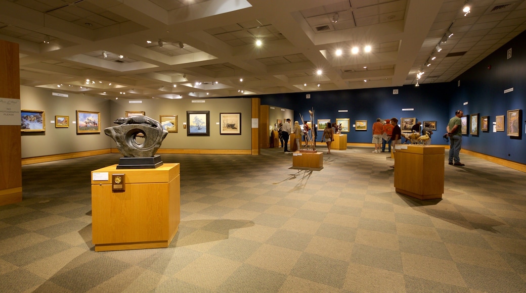 Nationaal Cowboy en Western Heritage Museum inclusief interieur en ook een klein groepje mensen