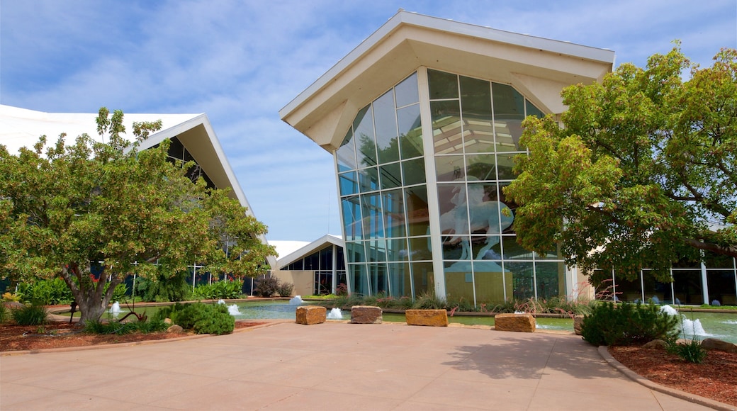 National Cowboy and Western Heritage Museum som visar en fontÀn och modern arkitektur