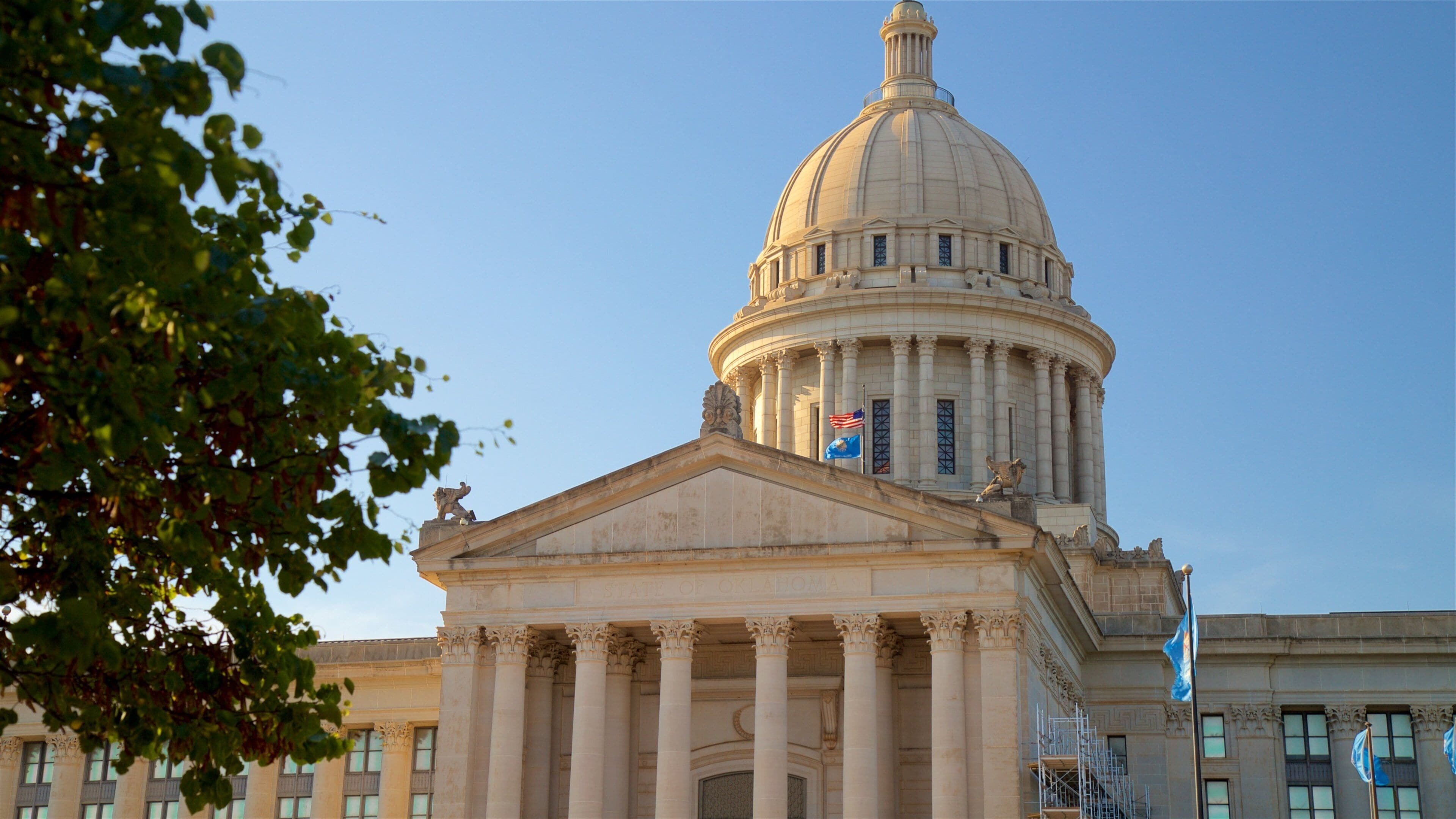 Capitólio Estadual de Oklahoma mostrando arquitetura moderna