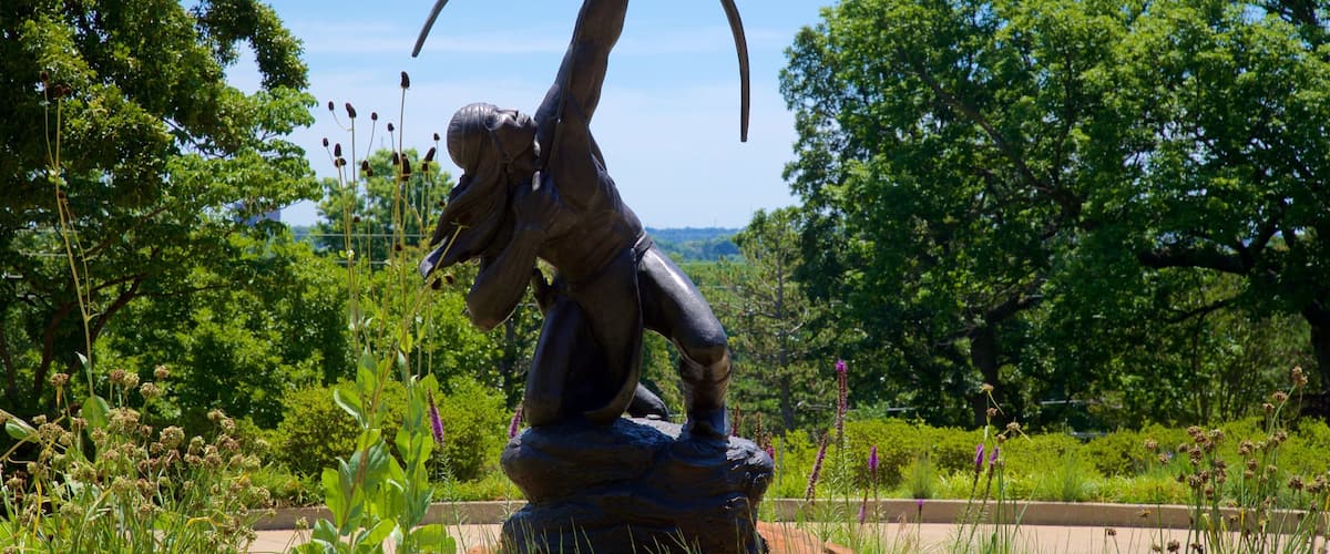 Gilcrease Museum ofreciendo un parque y una estatua o escultura
