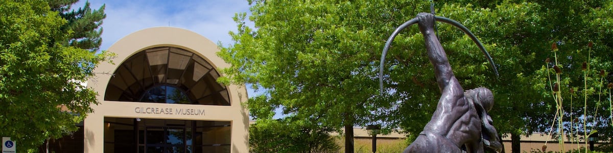 Das Gilcrease Museum mit einer Statue eines Mannes, der einen Ring hält.