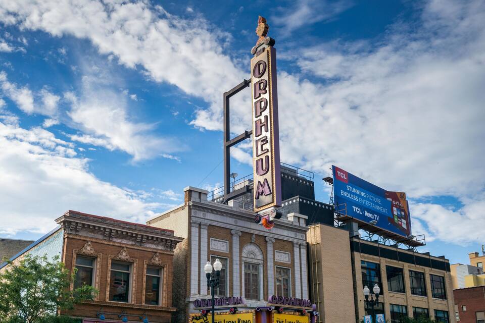 Un teatro con un cartel que dice 'Orpheum' y un anuncio para TCL Roku TV.