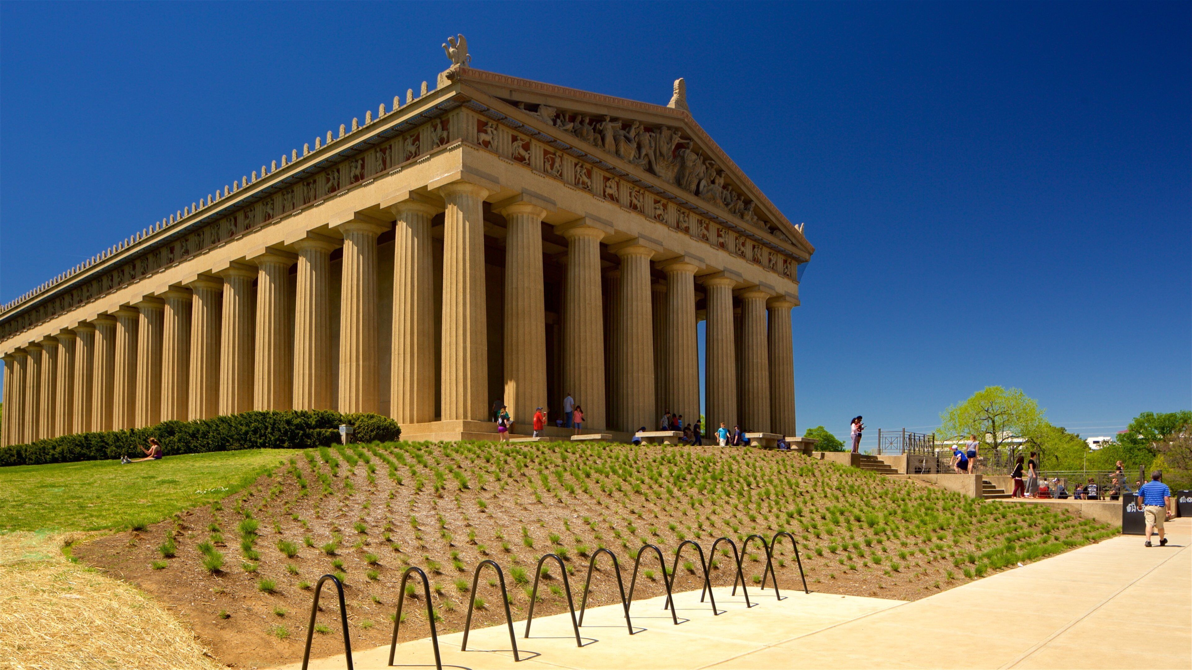 Parthenon fasiliteter samt historisk arkitektur