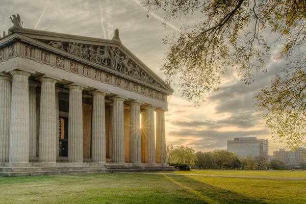 Parthenon som omfatter en by, historiske bygningsværker og udsigt over landskaber