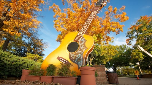 Grand Ole Opry featuring a garden and autumn leaves