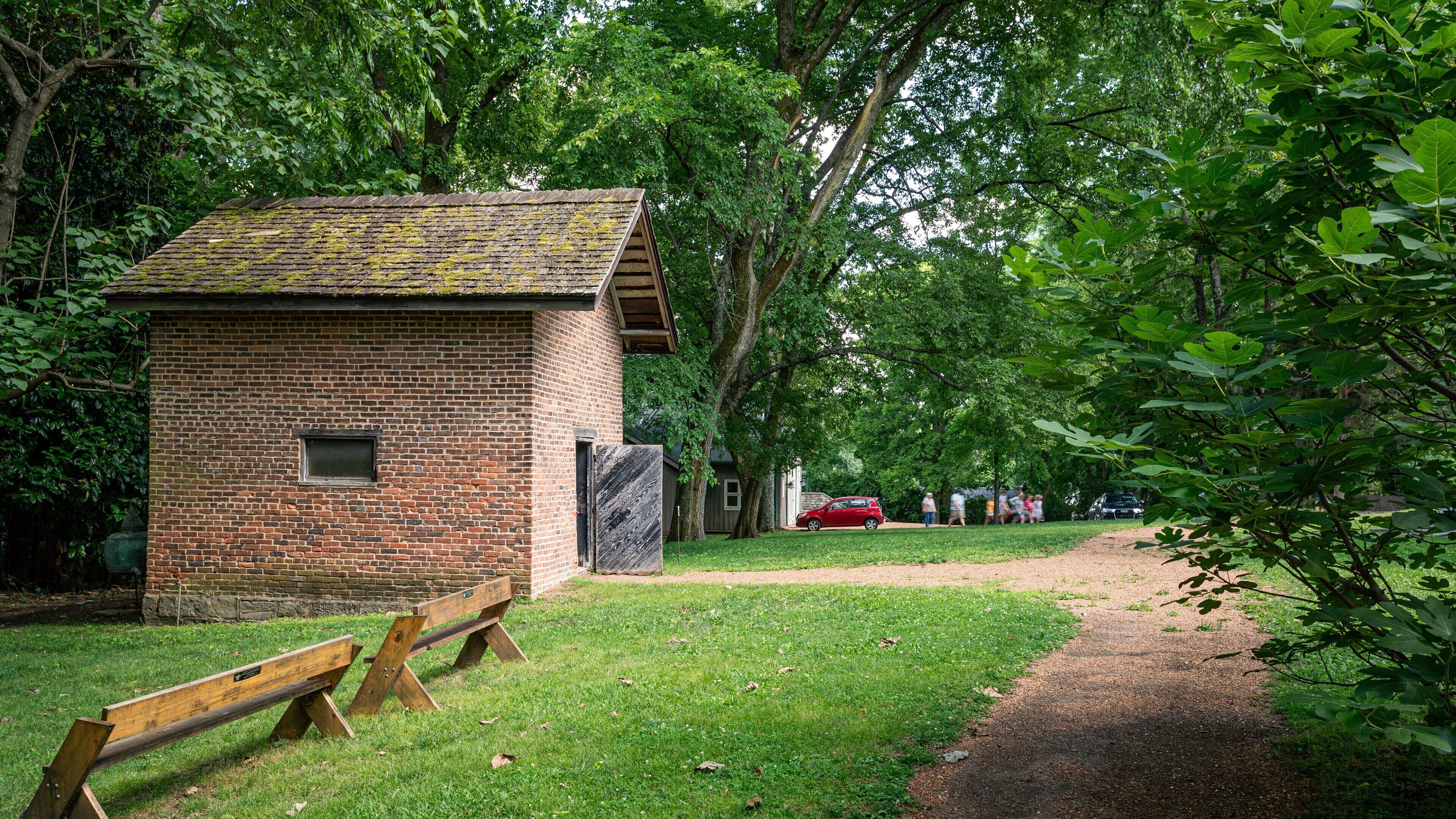 Historic Travellers Rest which includes a garden
