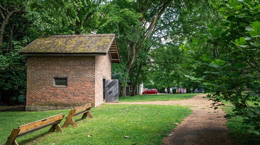 Historic Travellers Rest which includes a garden