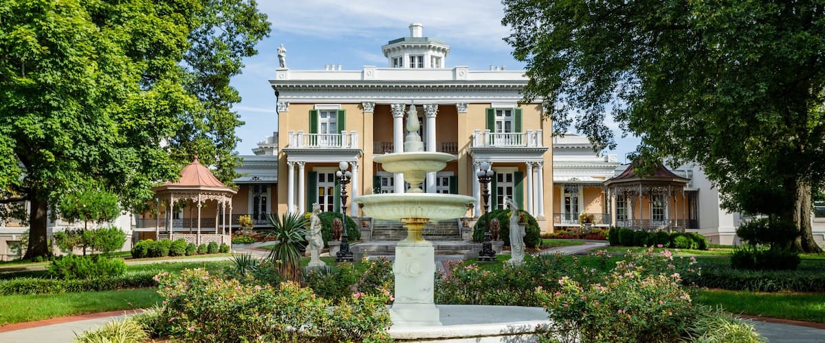 Belmont Mansion showing a fountain, heritage architecture and a park