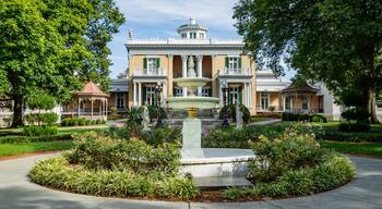 Belmont Mansion showing a fountain, heritage architecture and a park