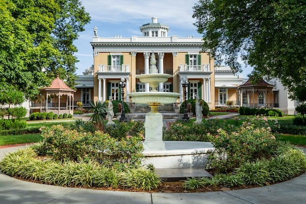 Belmont Mansion showing a fountain, heritage architecture and a park