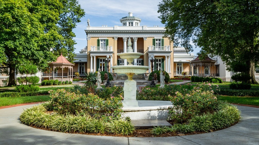 Belmont Mansion showing a fountain, heritage architecture and a park