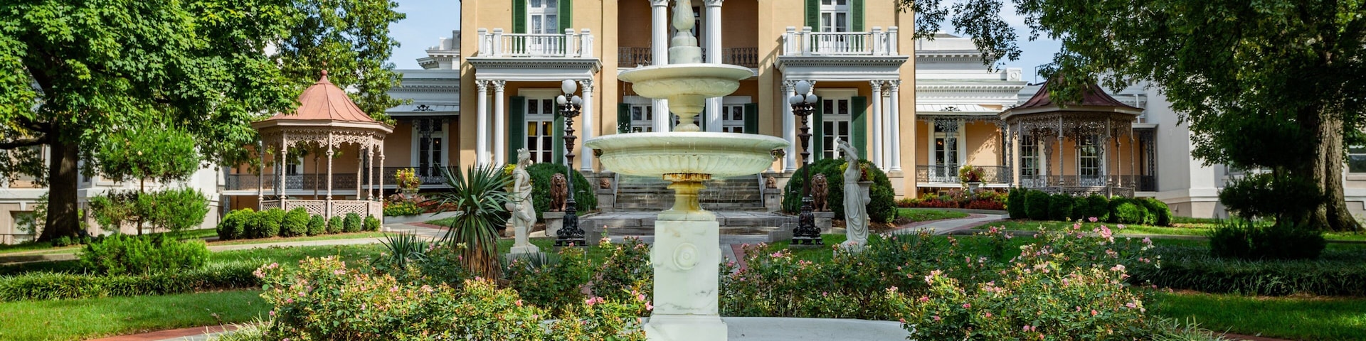 Belmont Mansion showing a fountain, heritage architecture and a park
