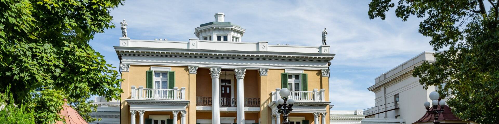 Belmont Mansion featuring a house and heritage elements