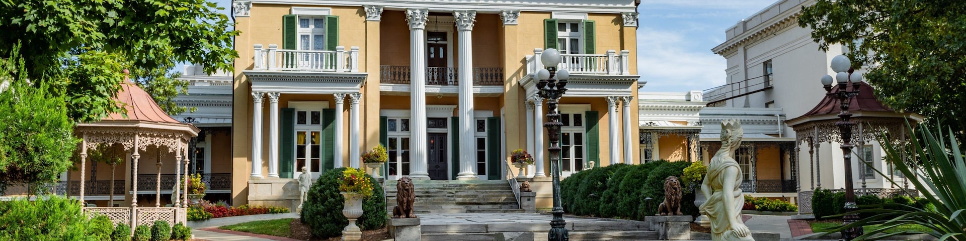 Belmont Mansion featuring a house and heritage elements