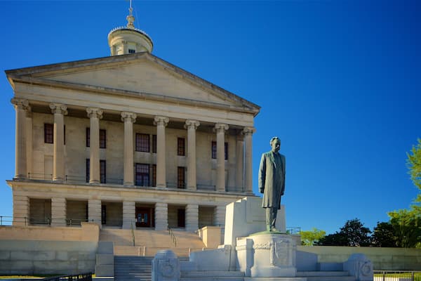 Capitólio Estadual de Tennessee mostrando uma estátua ou escultura e arquitetura de patrimônio