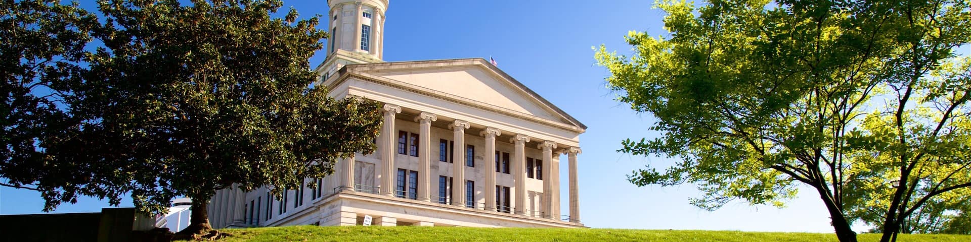 Tennessee State Capitol featuring heritage architecture and a park