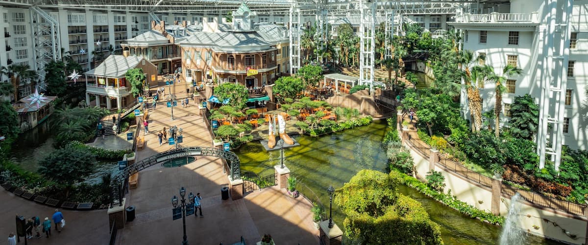 Opryland Hotel Gardens showing a garden and interior views