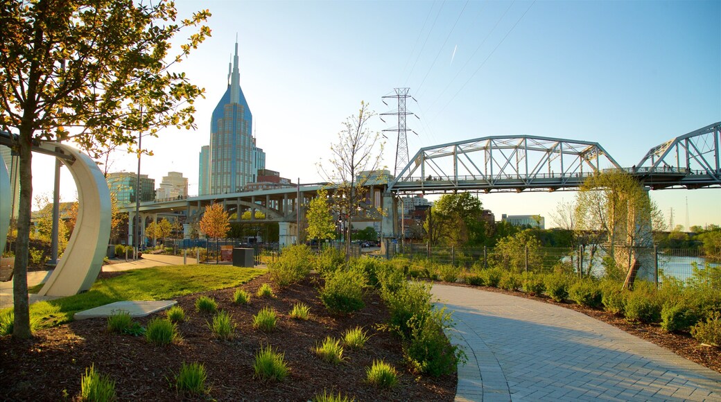 Riverfront Park som viser park, bro og solnedgang