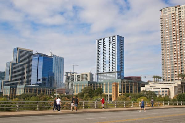 Ann W. Richards Congress Avenue Bridge welches beinhaltet Stadt sowie kleine Menschengruppe