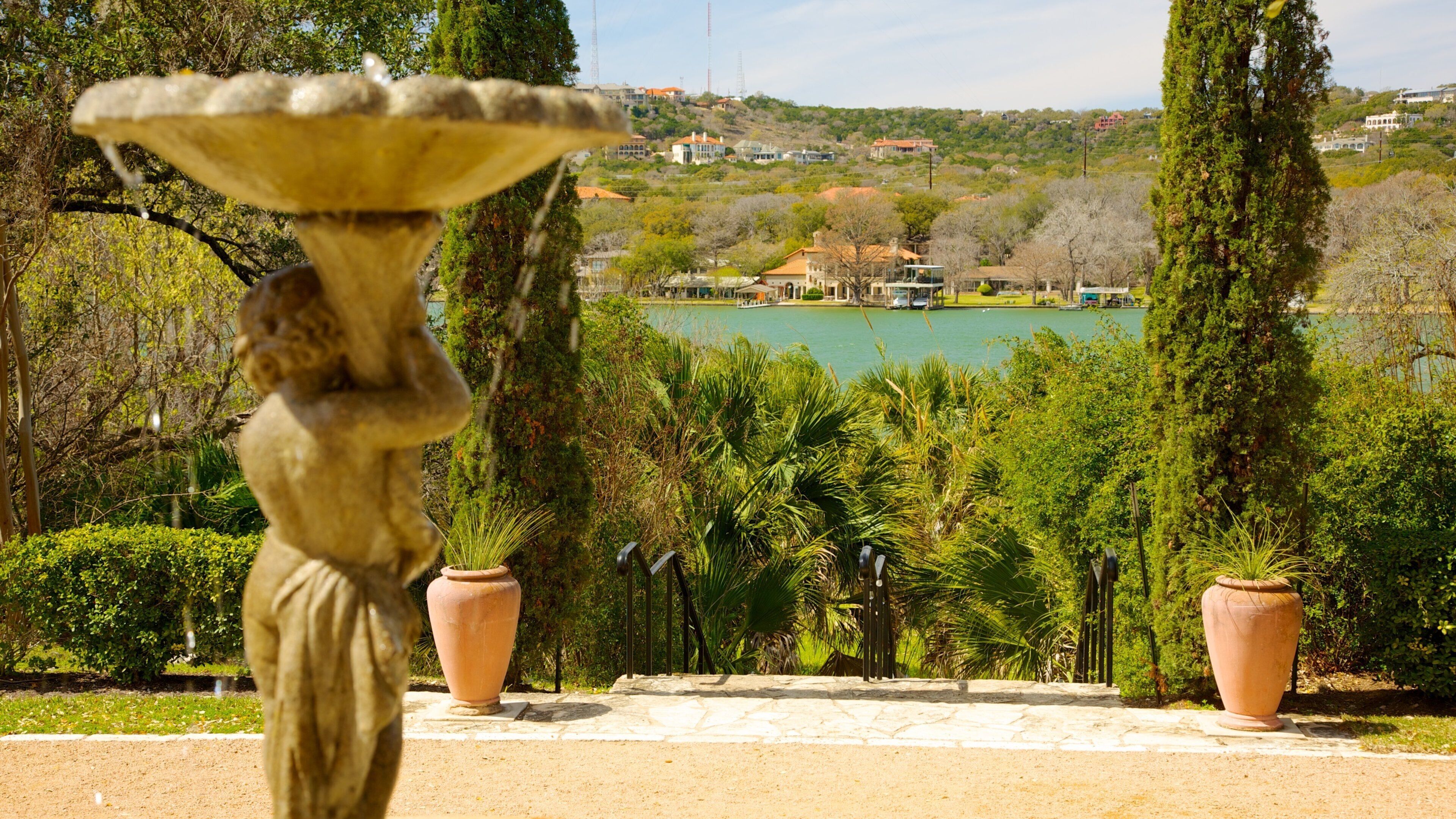 AMOA-Arthouse ซึ่งรวมถึง น้ำพุ, ศิลปะ และ สวน