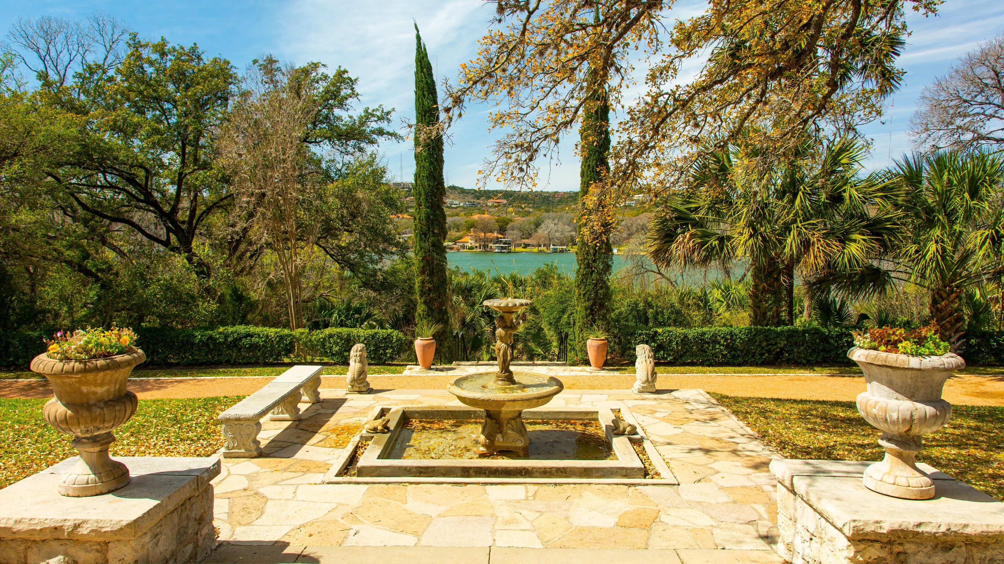 Austin Museum of Art - Laguna Gloria featuring a fountain and a garden